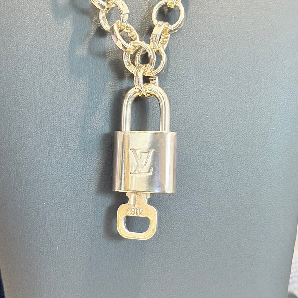 Louis Vuitton Lock & Key #316 w/a Gold Chain Necklace 16 Inch + 3" Extender - Picture 8 of 8